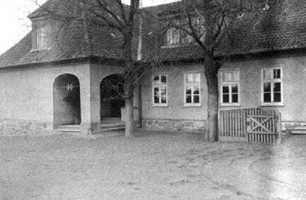 006 0027 Hauptportal der Volksschule Biothen