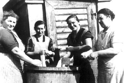 006 0028 Waschtag auf dem Bauernhof Ruthke Rechts im Bild Frau Adeline Ruthke