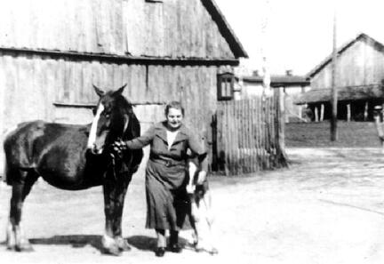 006 0029 Baeuerin Adeline Ruthke mit Stute und Fohlen