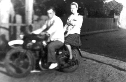 006 0030 Guenther Ruthke mit dem Pflichtjahrmaedchen auf dem Motorrad