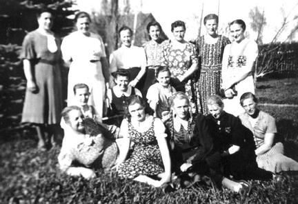 006 0039 Kursteilnehmer der Landfrauen und Maedchen nach einem Lehrgang der Landfrauenschule Wehlau im Garten bei Frau Ruthke
