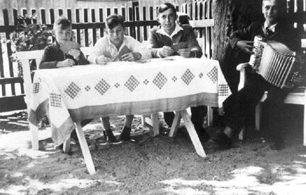 006 0048 Biothen im August 1936 Feierabend im Garten bei Ruthke Bild Mitte die Gebrueder Heinz und Guenther Ruthke