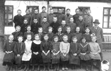006 0049 Klassenbild der Volksschule Biothen um 1925