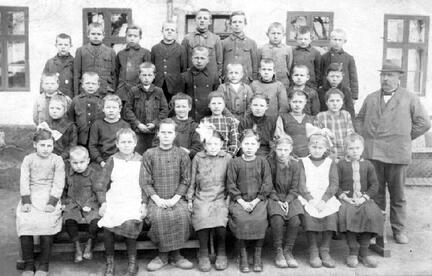 006 0050 Klassenbild der Volksschule Biothen um 1925 mit Klassenlehrer Geschwandner