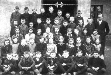 006 0051 Klassenbild der Volksschule Biothen 1929 30 3 und 4 Schuljahr mit Lehrer Gediehn
