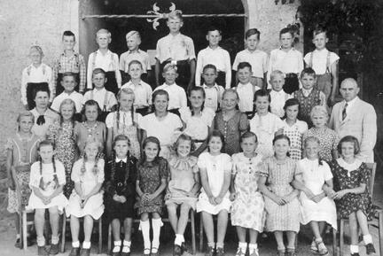 006 0052 Klassenbild der Volksschule Biothen im Sommer 1940