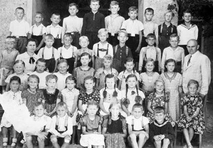 006 0053 Klassenbild der Volksschule Biothen im Sommer 1940