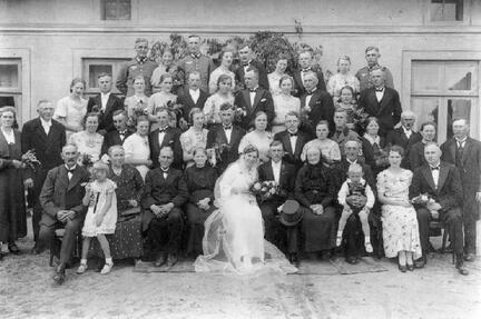 009 0001 Die Hochzeitgesellschaft bei der Eheschliessung Ewald und Anna Siebert geb Gennat