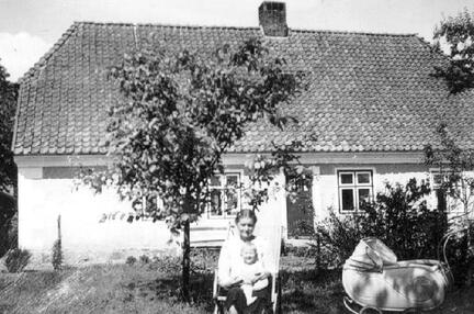 009 0005 Helmut Siebert mit dem polnischen Hausmaedchen im Garten hinter dem Elternhaus