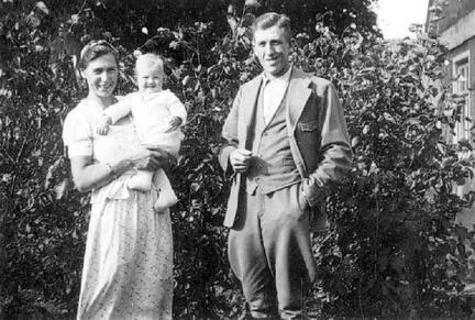 009 0006 Ewald und Anna Siebert mit Sohn Helmut in ihrem Garten Dachsrode im Sommer 1940