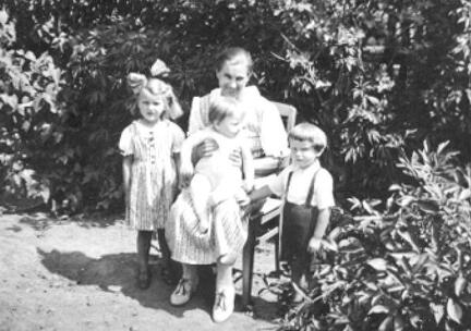 009 0009 Frau Elise Bruweleit geb Siebert mit ihren Kindern