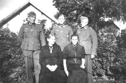009 0011 Frau Johanne Siebert geb Woelk mit ihren Kindern