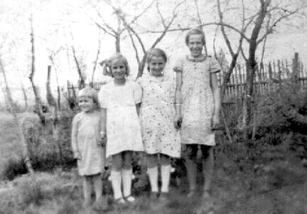 010 0002 Damerau im Fruehjahr 1944 Von links Hildegard Betti Kitti und Traute Birkhahn