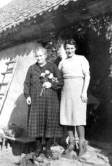 010 0003 Anna Birkhahn im hellen Kleid mit ihrer Tante aus Wehlau im Jahre 1943