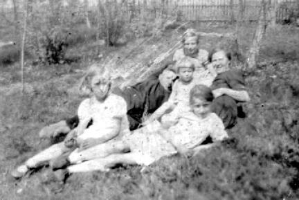 010 0005 Die Familie Ewald Birkhahn Ehefrau Anna und die Kinder Traute Kitti Betti und Hildegard