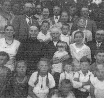 010 0009 Familie Seidler im Garten in Damerau