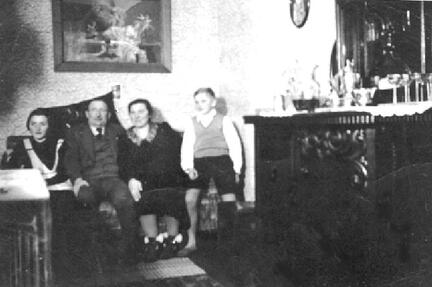 011 0005 Die Familie Hennig 1934 im Herrenzimmer ihres Hauses