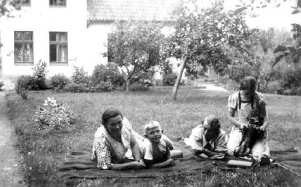 011 0006 Die Rueckseite des Hauses mit dem Garten Auf dem Rasen Anna Hennig mit ihren Kindern Siegfried und Marianne und einer Bekannten
