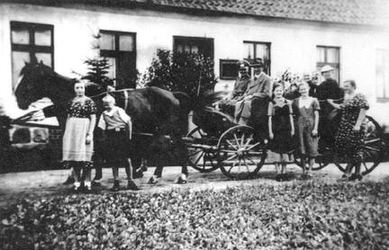 011 0007 Die Rueckseite des Hauses mit dem Garten Auf dem Rasen Anna Hennig mit ihren Kindern Siegfried und Marianne und einer Bekannten