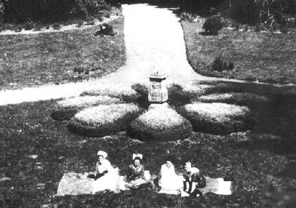 011 0015 Die Sonnenuhr im Park