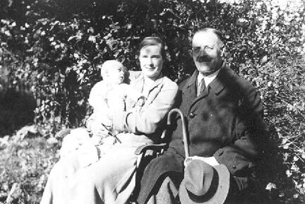 011 0047 Oktober 1935 mit Wolf Dietrich und Grossvater Wilhelm von Trotha auf Gut Kuemmritz Brandenburg