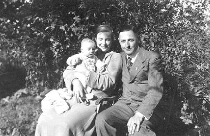 011 0052 Hurra der erste Junge ist schon da Das Ehepaar von Frantzius mit dem Sohn Wolf Dietrich 1935
