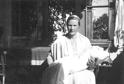 011 0053 Taufe 1935 Narie Erika von Frantzius mit ihrem Sohn Wolf Dietrich