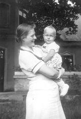 011 0055 Juni 1936 Wolf Dietrich von Frantzius ist 13 Monate alt und mit seiner Mutter zu Besuch auf Gut von Trotha in Kuemmritz Brandenburg