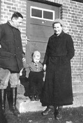 011 0056 Das Ehepaar von Frantzius mit Wolf Dietrich in Schloesschen Cremitten