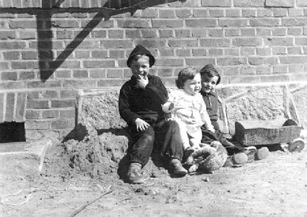 011 0252 Schloesschen Cremitten 1942 mit Schwester Gisela