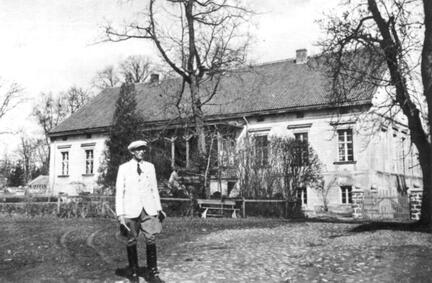 012 0003 Gutsbesitzer Herr Lorenz neben dem Gutshaus