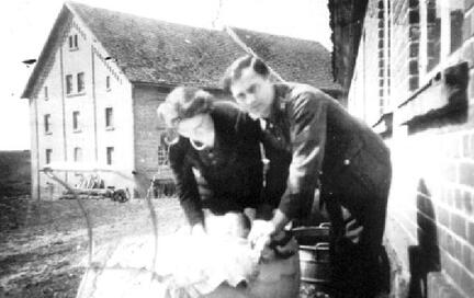 012 0012 Friederikenruh Im Bild Albert und Edeltraut Funk Links im Bild das grosse Gebaeude ist die Wassermuehle Funk