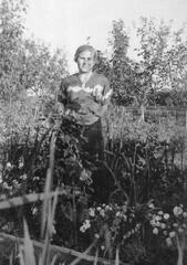 012 0015 Friederikenruh Hilda Schoen im Blumengarten im Jahre 1938