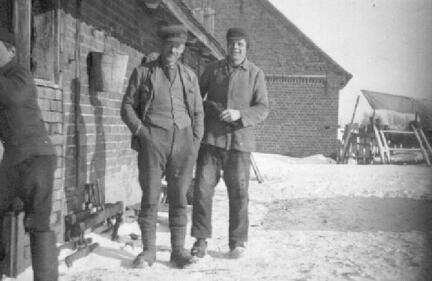 012 0016 Friederikenruh Friedrich Hess und Walter Schuleit im Hof von Gustav Schoen im Jahre 1943