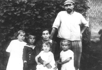 012 0019 Familie Neumann mit ihren Kindern Liesbeth Georg Ella und Anneliese im Jahre 1926