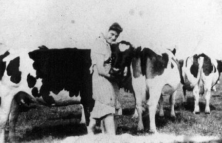 012 0021 Anneliese Neumann bei den Kuehen im Jahre 1944