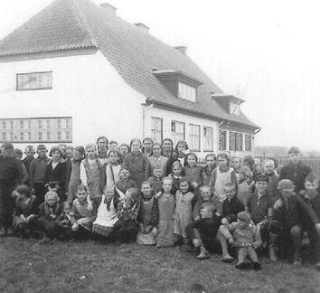012 0027 Eiserwagen Sommer 1938 Gruppenbild der Schueler vor der neuen Schule