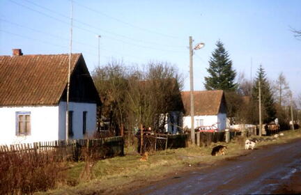 012 1004 Eiserwagen 2002 in der Siedlung auf der linken Seite
