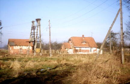 012 1011 Eiserwagen 2002 Siedlungshaus mit Stall