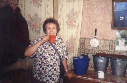 012 1017 Frau Christel Marstaller probiert das Eiserwager Wasser 1996