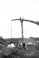 013 0001 Der alte Brunnen in Klein Mauen im Jahre 1937 Im Bild Horst und Herbert Schenk