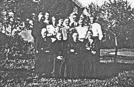 014 0001 Die Familie Weissfuss mit der Verwandtschaft im Garten vor dem Giebel ihres Hauses im Jahre 1936