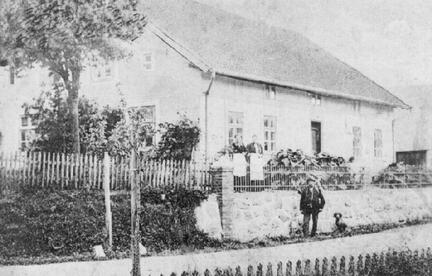 014 0002 Krugdorf Das Wohnhaus der Familie Krueger von der Strassenseite
