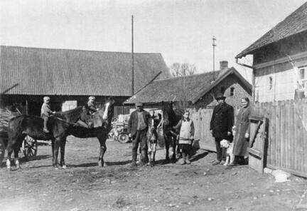 014 0003 Krugdorf Im Hof der Familie Krueger