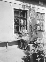 014 0018 Krugdorf Frieda Weissfuss Girod neben dem Wohnhaus