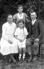 014 0022 Familie August Kuckuck mit Tochter Erna und Gretel