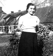 014 0023 Oktober 1940 Grete Kuckuck vor dem Gutshaus der Familie Bartelt