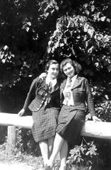 014 0024 Juli 1942 Gretel und Erna Kuckuck auf der Bruecke vom Gutshof nach Krugdorf