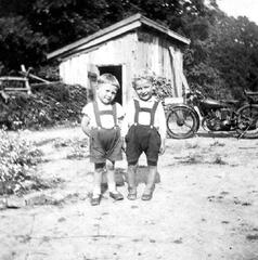 014 0025 Juli 1942 Gretel und Erna Kuckuck auf der Bruecke vom Gutshof nach Krugdorf