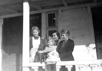 014 0028 Im Jahre 1944 Auf der Veranda des Gutshauses Bartelt von links Irma Adam Frau Haferstroh Grete Kuckuck und Baerbel Bartelt